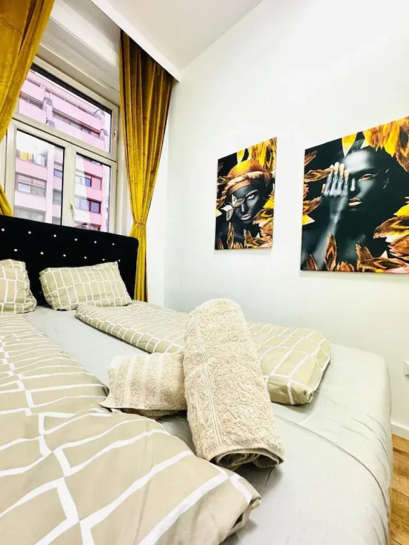 Stylish 9BR Apartment for 18 Guests