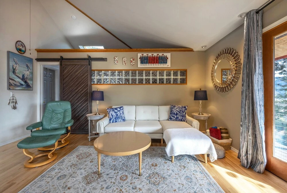Lois Lanes Perch 1 Bedroom Home by RedAwning