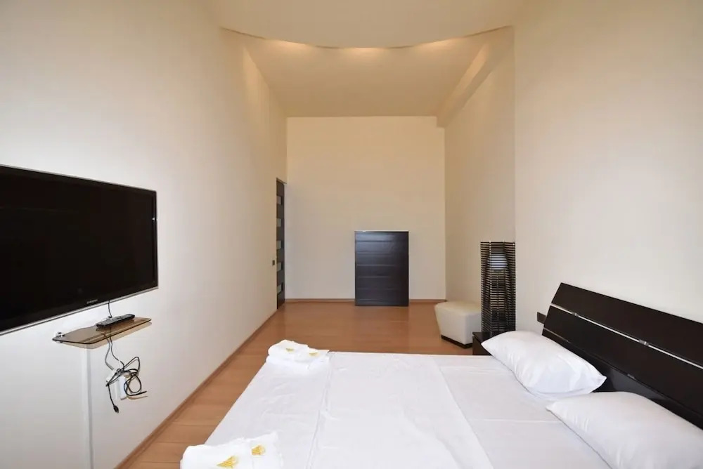 Spacious Apartment by Luxe Group TT606