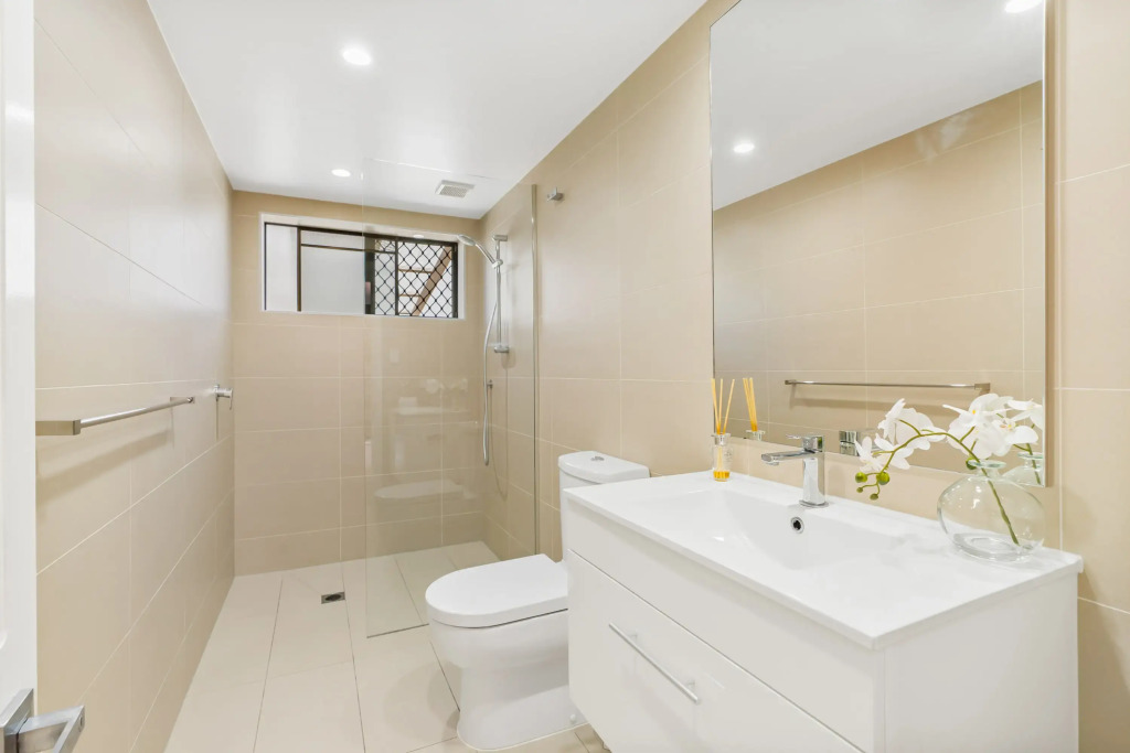 Waterfront Family Entertainer   5 Bedroom   Pool