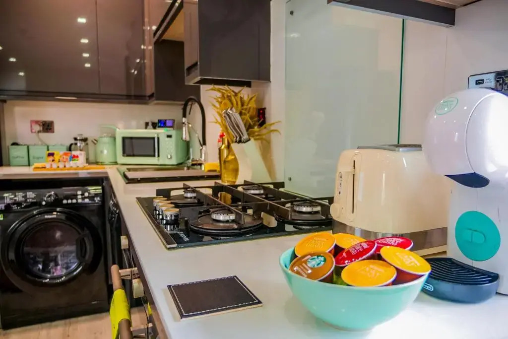 NEW Cosy & Secure - 2 Bed - Free WIFI - Modern & Functional