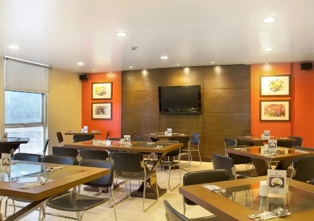 Hotel 878