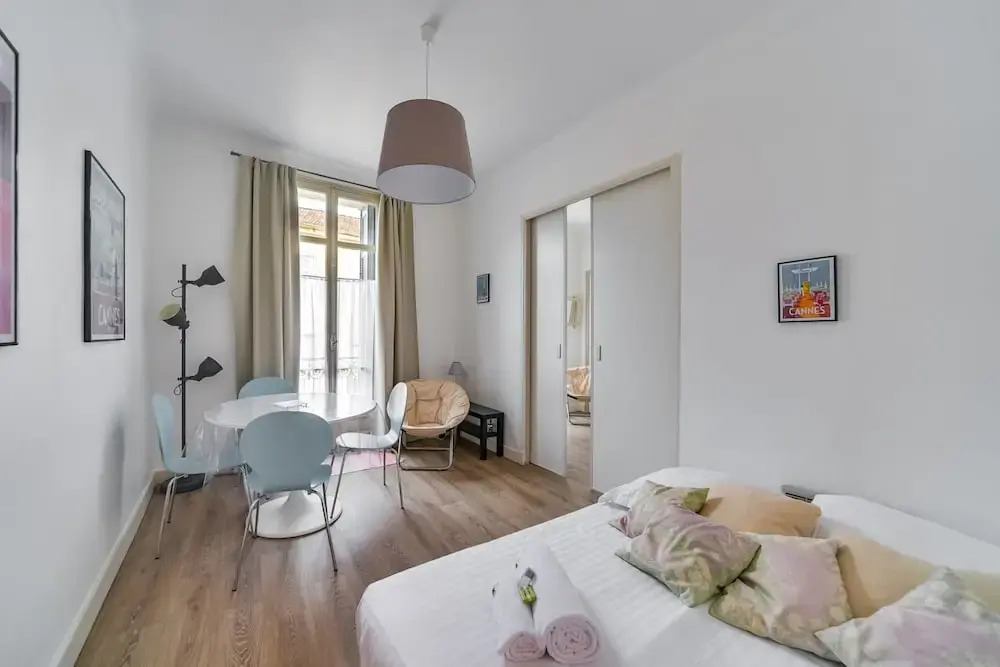 Henry IV Apartment 2