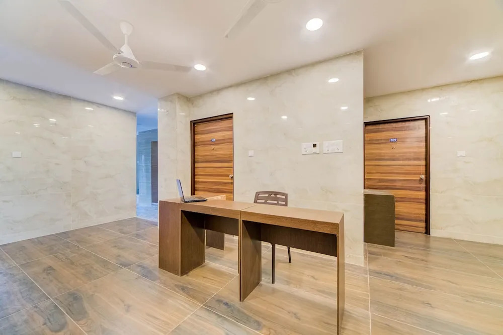 Oyo 27844 Seven a Luxury Hotel