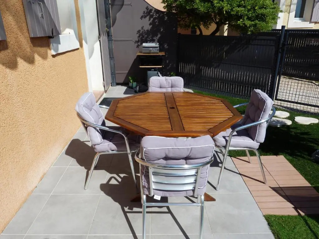 appart cosy avec son exterieur chaleureux,piscine et parking prive