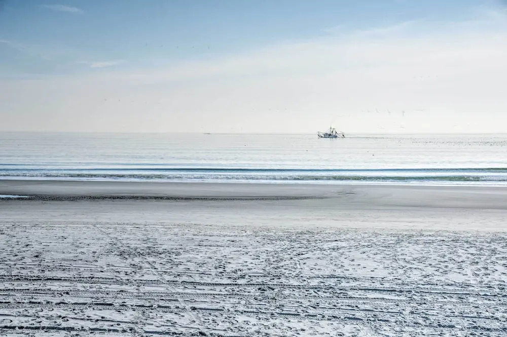 Below Deck Beach House: Walk to the Ocean