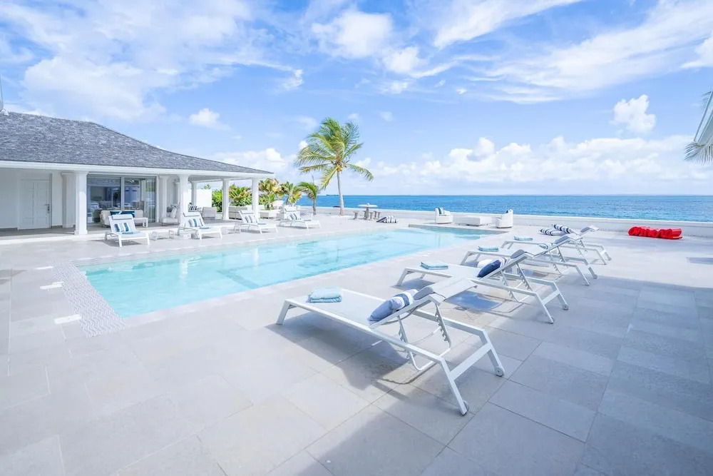 La Perla Estate - 7 BR Luxury Beachfront Villa with utmost privacy