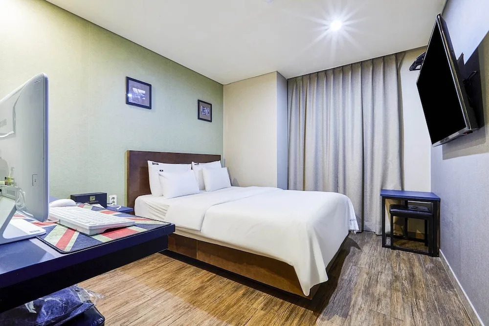 Paradise Hotel