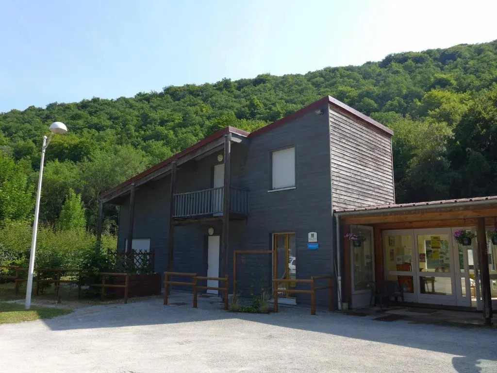 Maison en bois au bord du canal avec terrasse et jeux - FR-1-611A-3