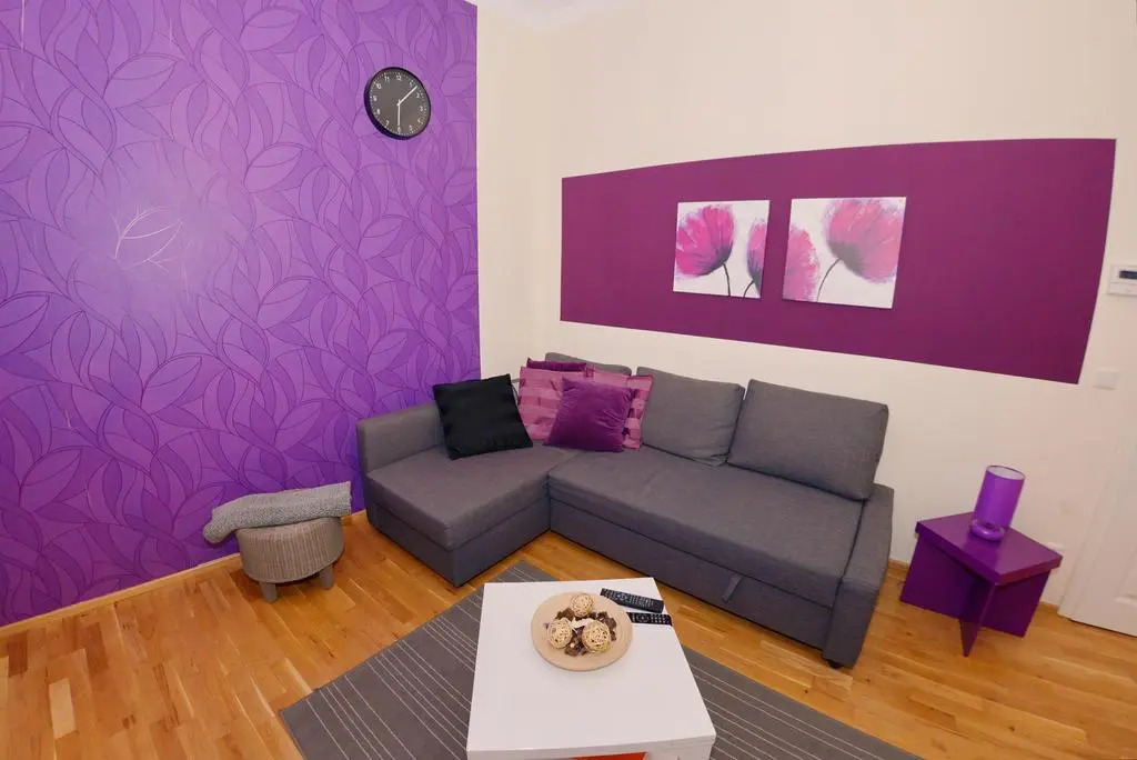 Joe's Apartments - 1010