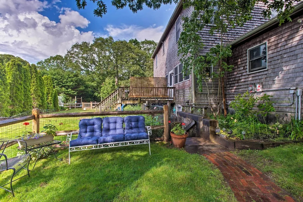 Martha's Vineyard Apt ~ 1 Mile to Inkwell Beach!