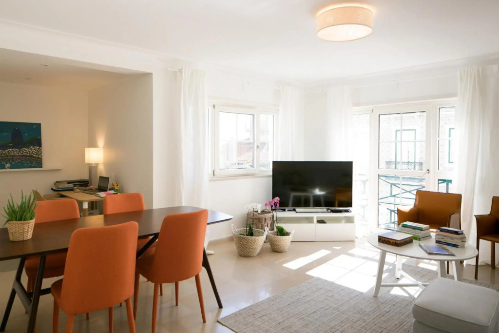 Stylish and Beautiful Apartment with Parking 24 by Lisbonne Collection
