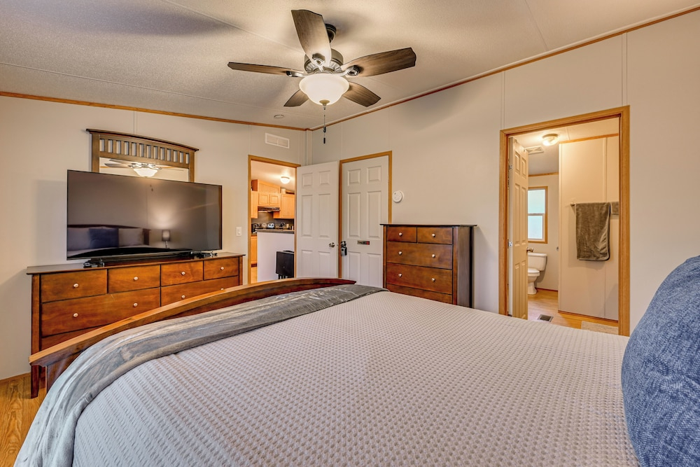 Boat, Fish, Hike & Explore: Cozy Home in Bronston