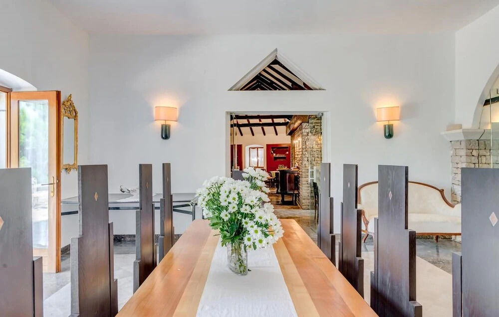 Stunning Home in Milna With 5 Bedrooms and Wifi