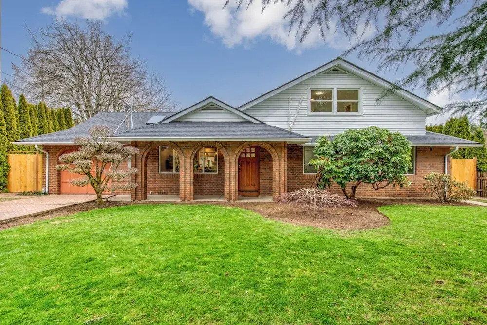 Joyful Kirkland Home Near Beach Hot Tub & AC