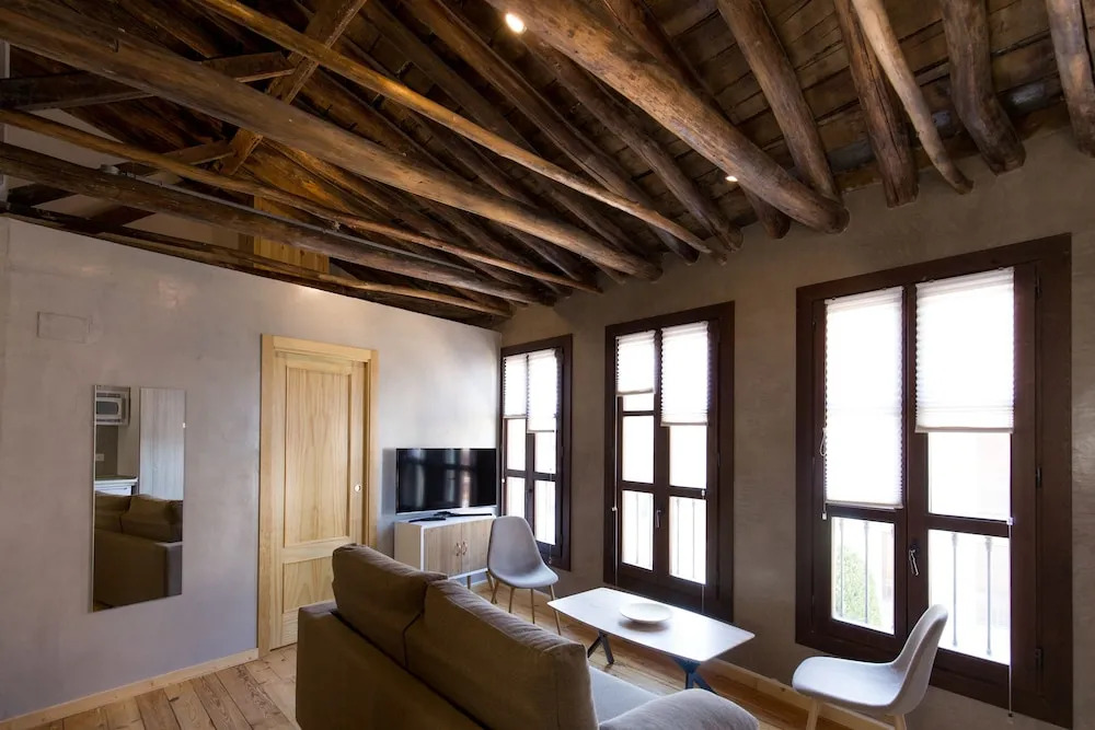Los Lobos Suites