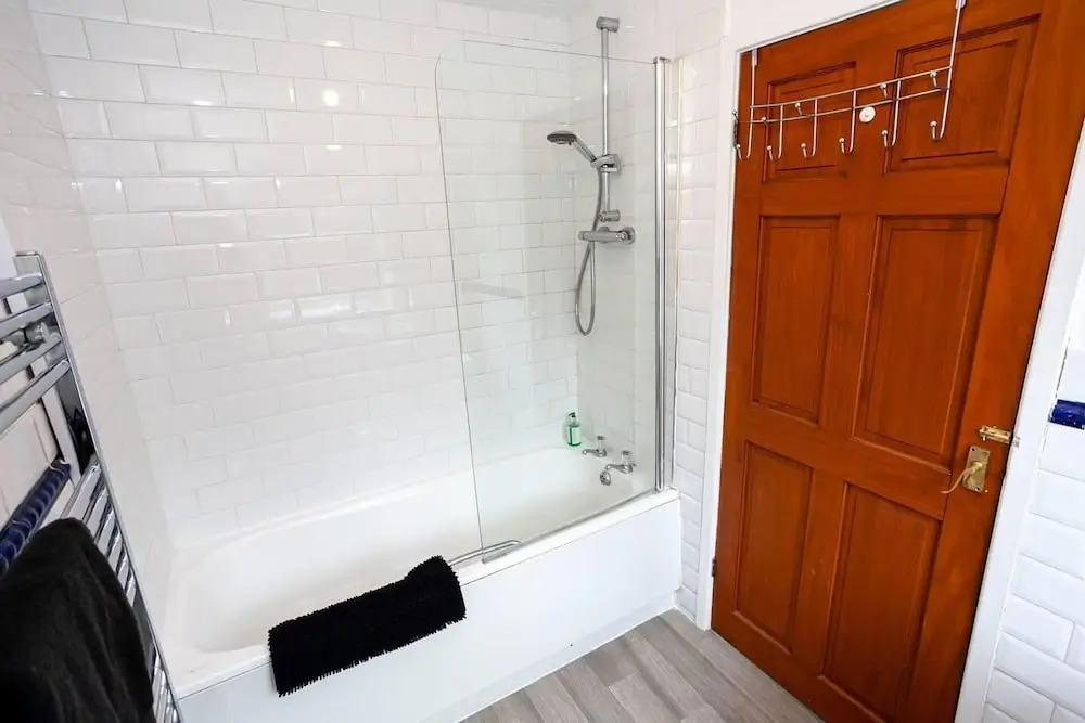 4 Bed House, Sleeps 9, Free Parking