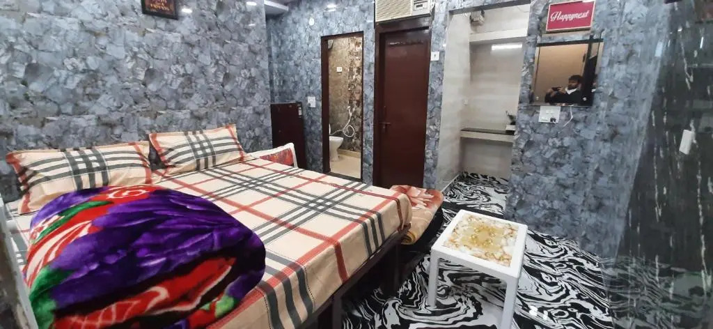 Aggarwal hotels & guest houses lajpat nagar luxury stay in independent flats with attached kitchen washroom and balcony cal 92121 ,74700