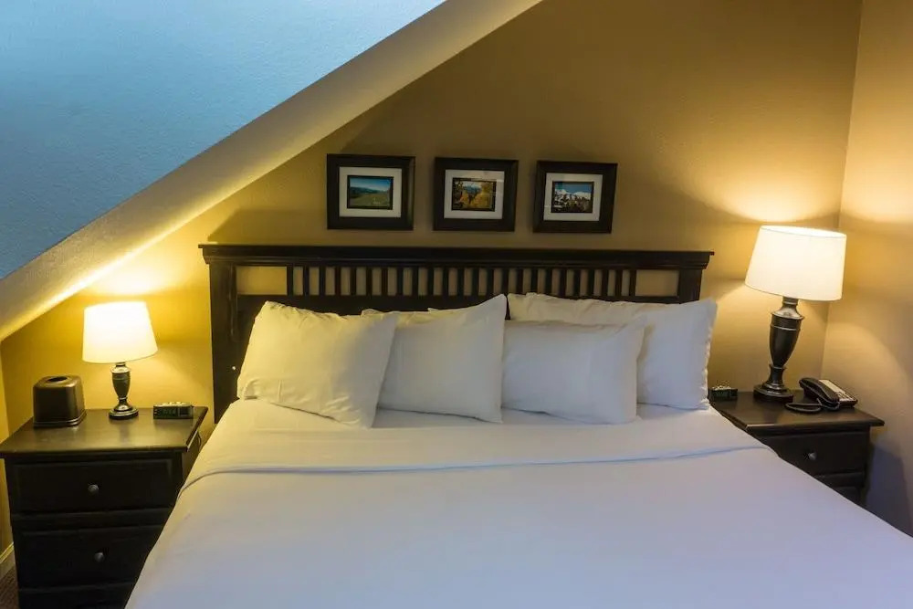 Inviting Winter Hideaway - Walk To Apres-ski Fun Sleeps 4 1 Bedroom Condo by RedAwning
