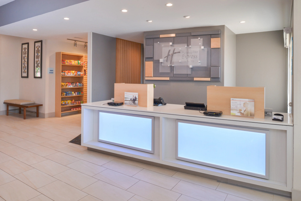 Holiday Inn Express & Suites - Omaha - 120th and Maple by IHG