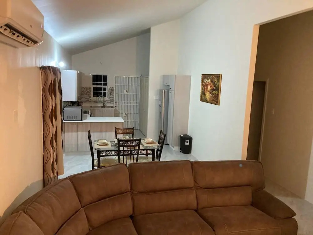 Sleeps 4 With Free Parking, 15-min to Beach