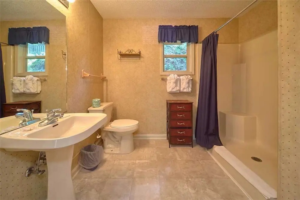 Mountain Hideaway 1 Bedroom Home with Fireplace