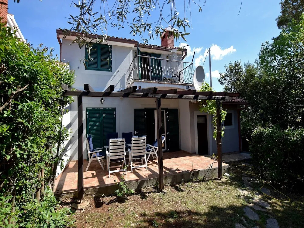 House with Private Garden and near Beach