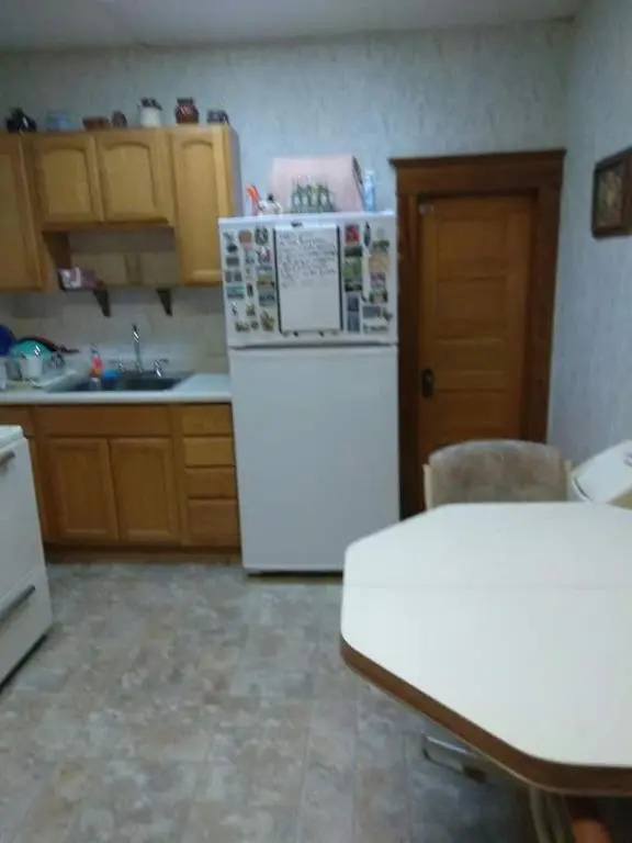 Quiet upstairs studio close to town 420 friendly