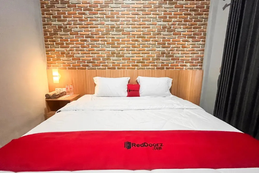 RedDoorz Plus at New Favour Hotel Gunung Dempo