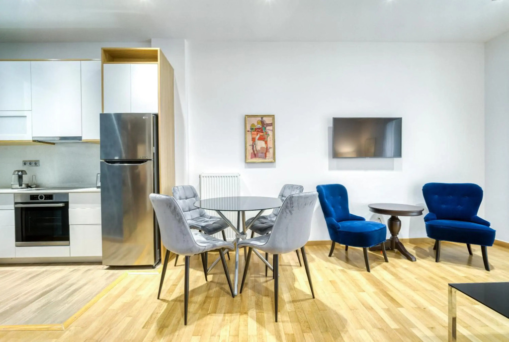 Stylish, Sunny New 2 Bedroom, Prime Central Athens