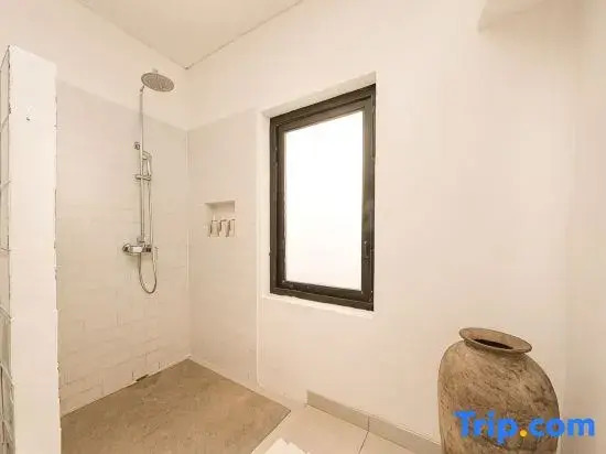 Spacious 5BR Modern Simplicity, Near Canggu's Best