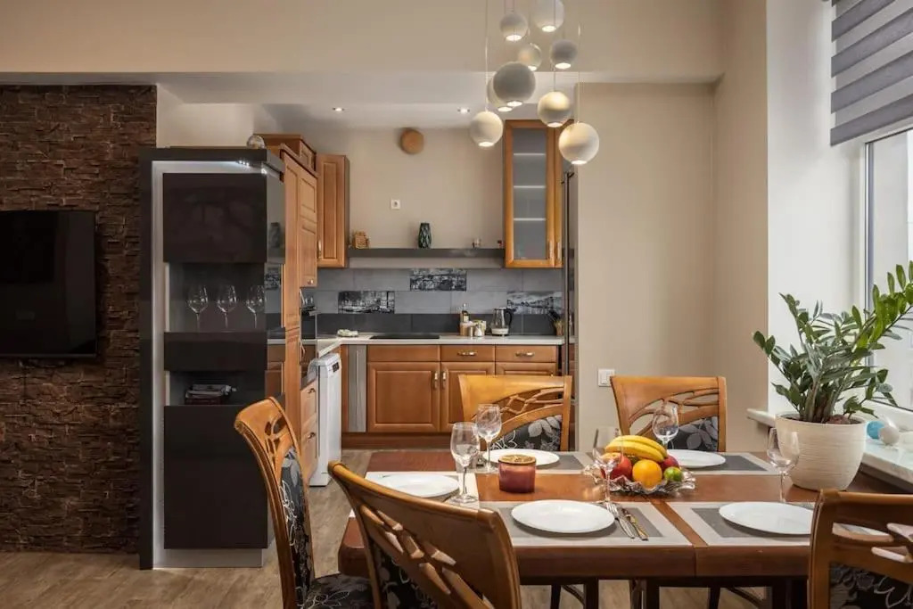 Lovely 2-bdrm condo ideal for a family with children, free parking on premises