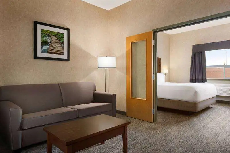 Days Inn & Suites by Wyndham Brooks