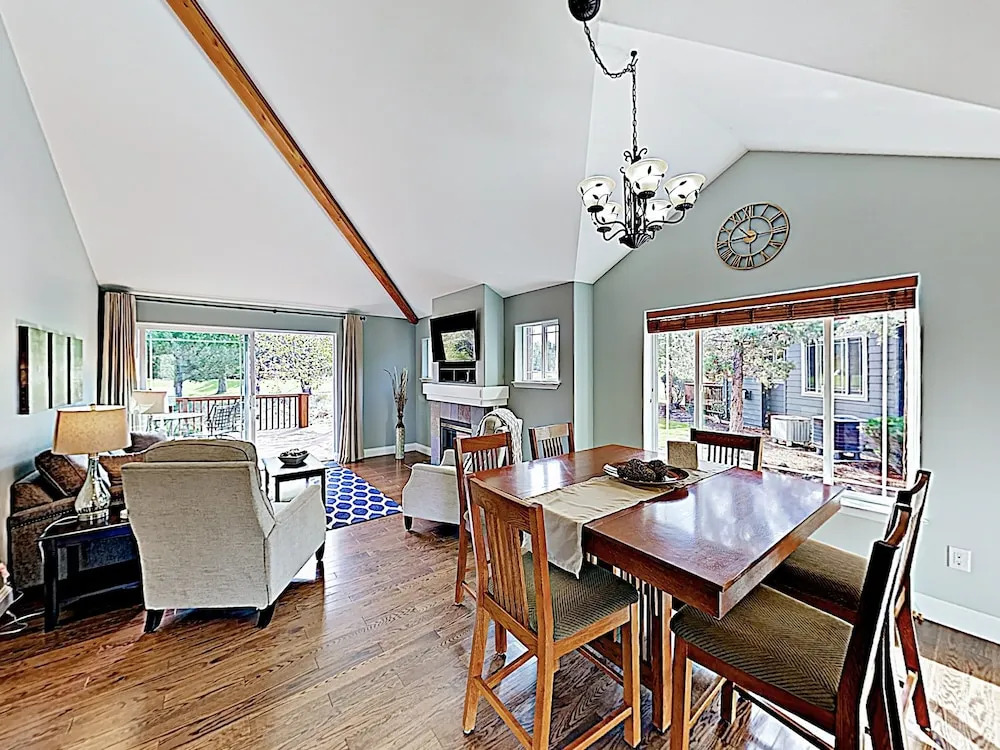 New Listing! Modern Townhome On Golf Course 3 Bedroom Townhouse