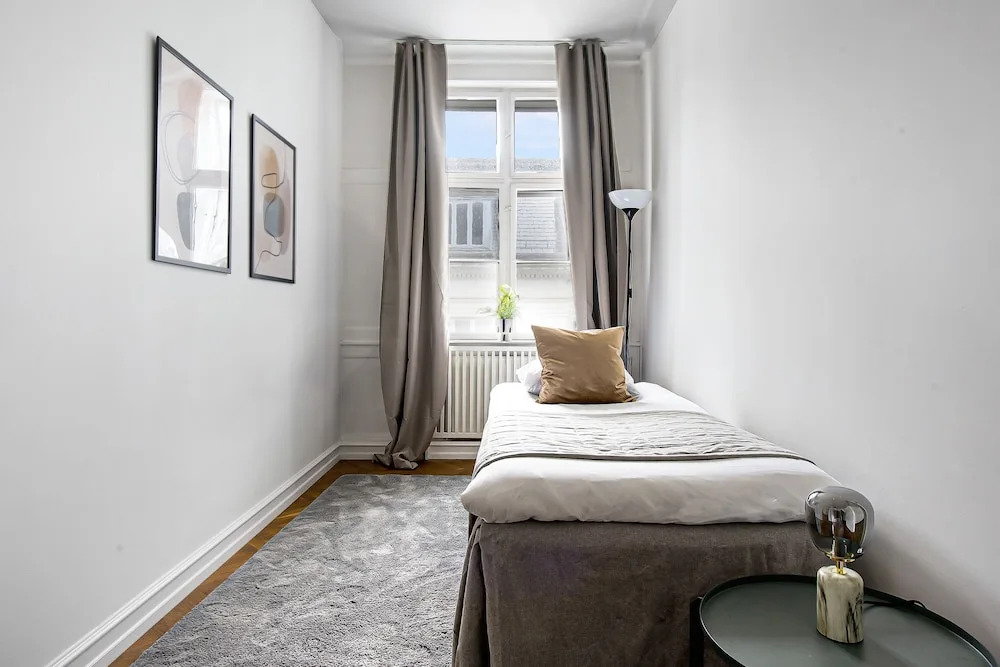 Square - Spacious 6-bdr Apt Near Nyhavn