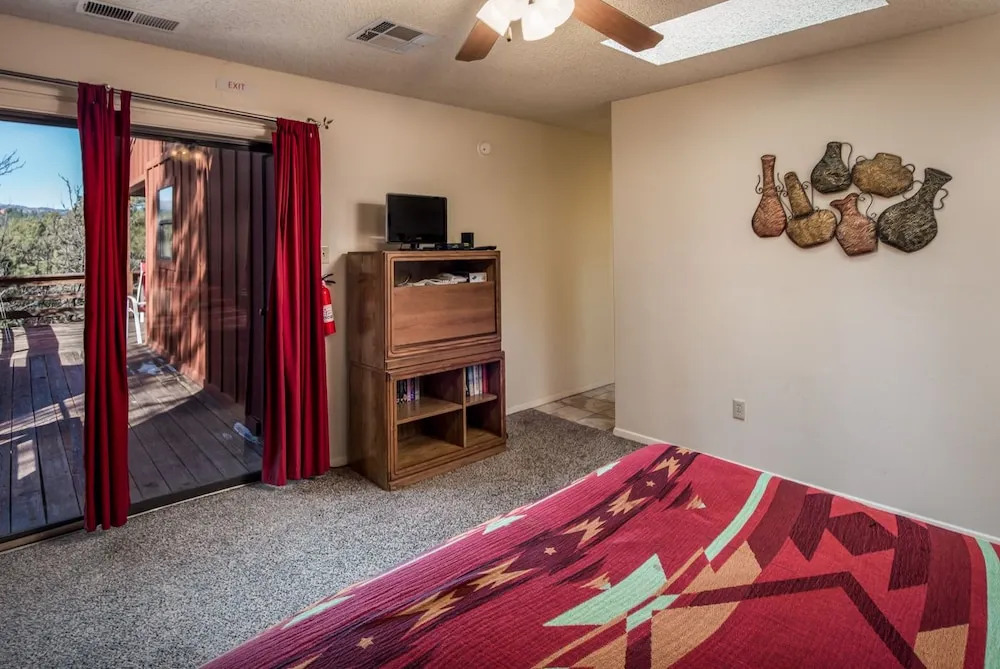 Kizzy's Kove - Two Bedroom Cabin