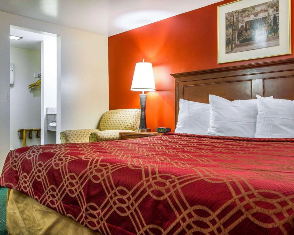 Rodeway Inn & Suites Brunswick near Hwy 1
