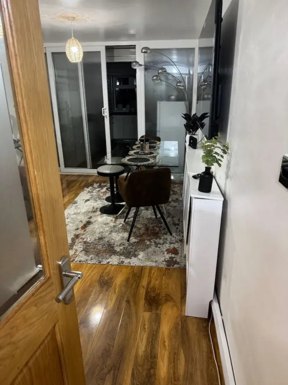 Smethwick - House - Sleeps 8 - Parking