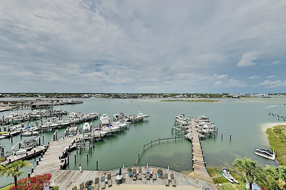 Stylish Bay-view Getaway W/ Pools, Hot Tub & Dock 3 Bedroom Condo
