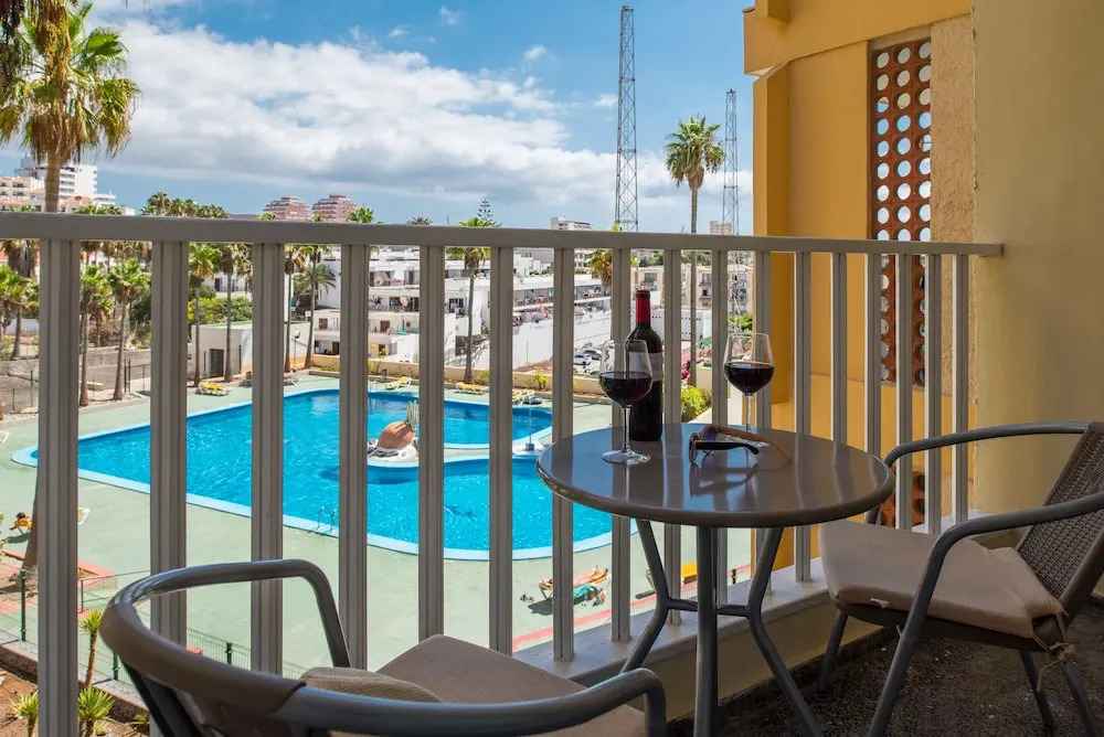 Y2F. Apartment with Pool View and next to the Beach!