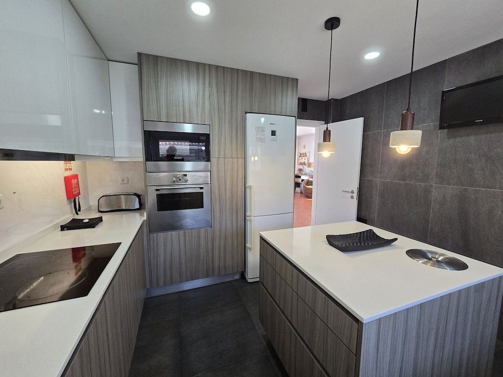 Sesimbra Stylish Villa by Homing