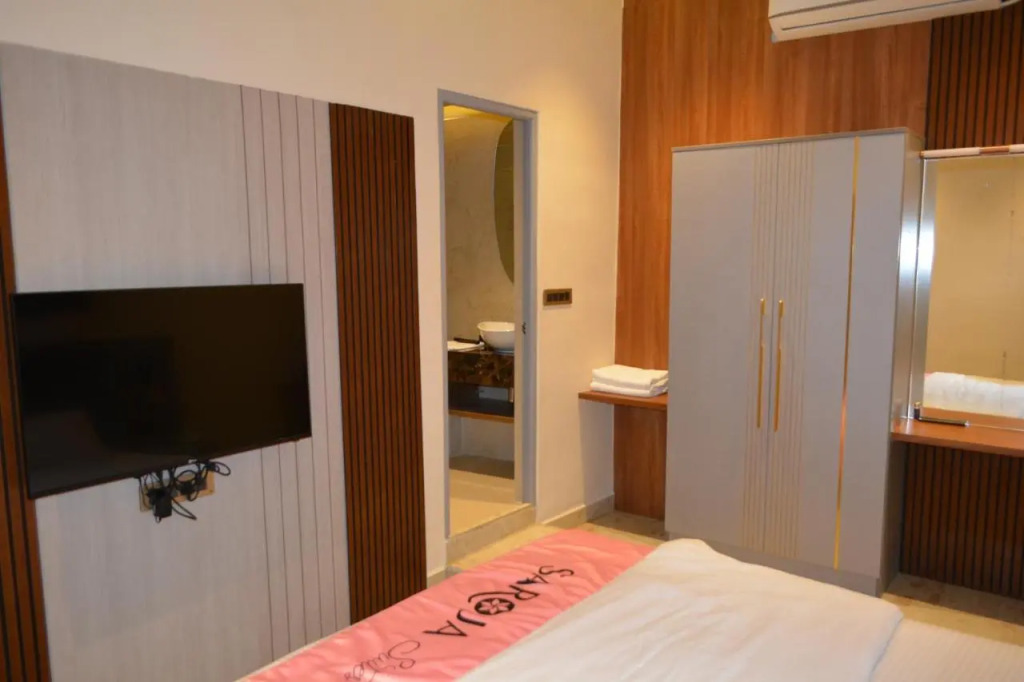 Saroja Suites