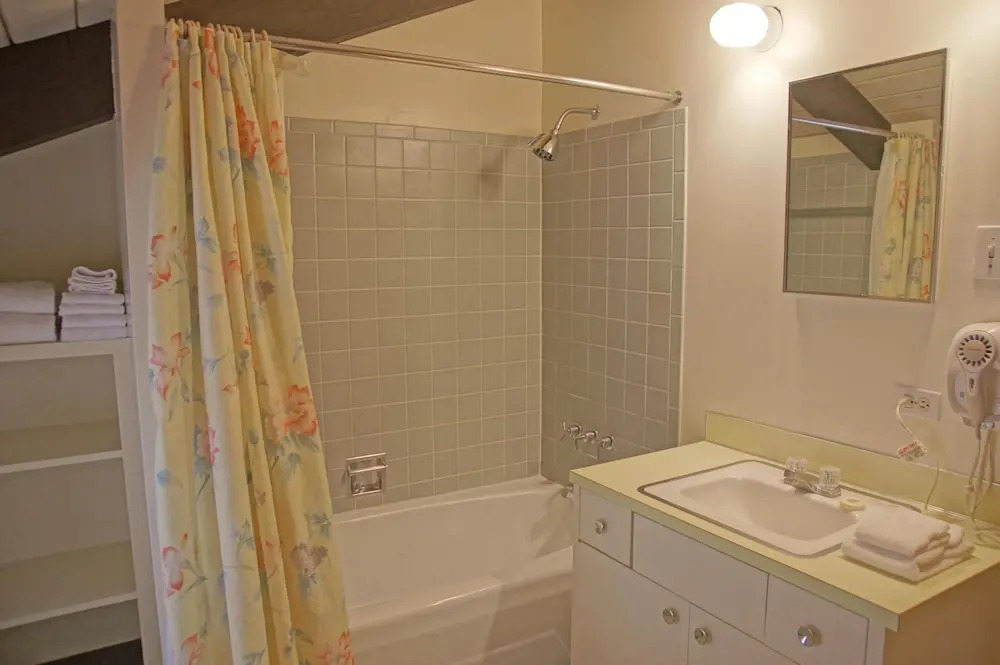 16 Forest Rd - 5 Br Home