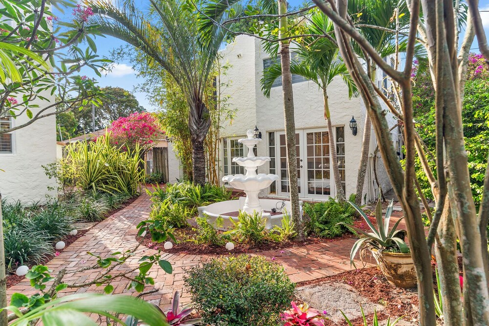 2 Mansions Pool Garden & BBQ Sleeps 22-8 BR