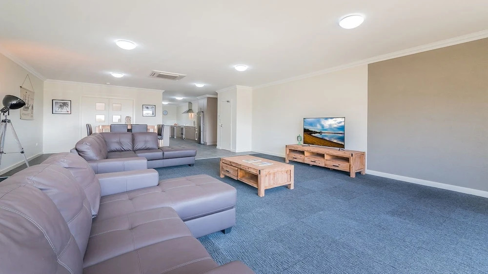 Thompson Avenue Apartments No.1