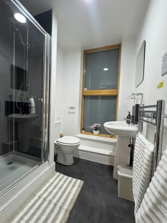 Modern 2 Bedroom City Oasis in Manchester