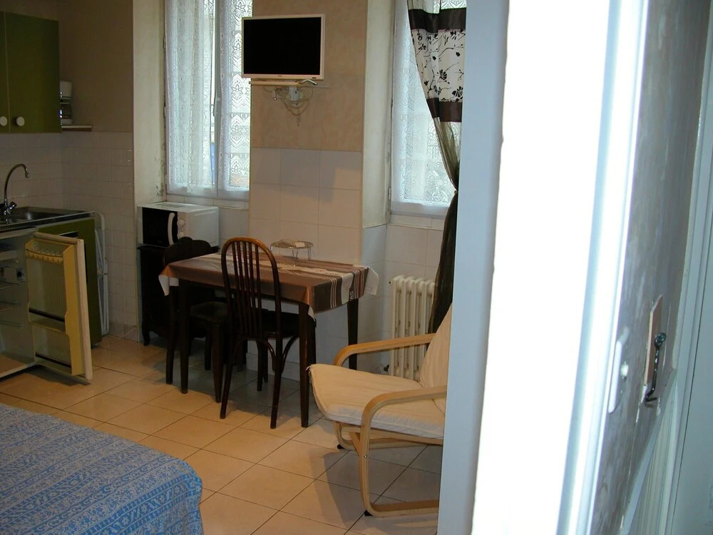 Studio in Néris-les-bains, With Enclosed Garden and Wifi
