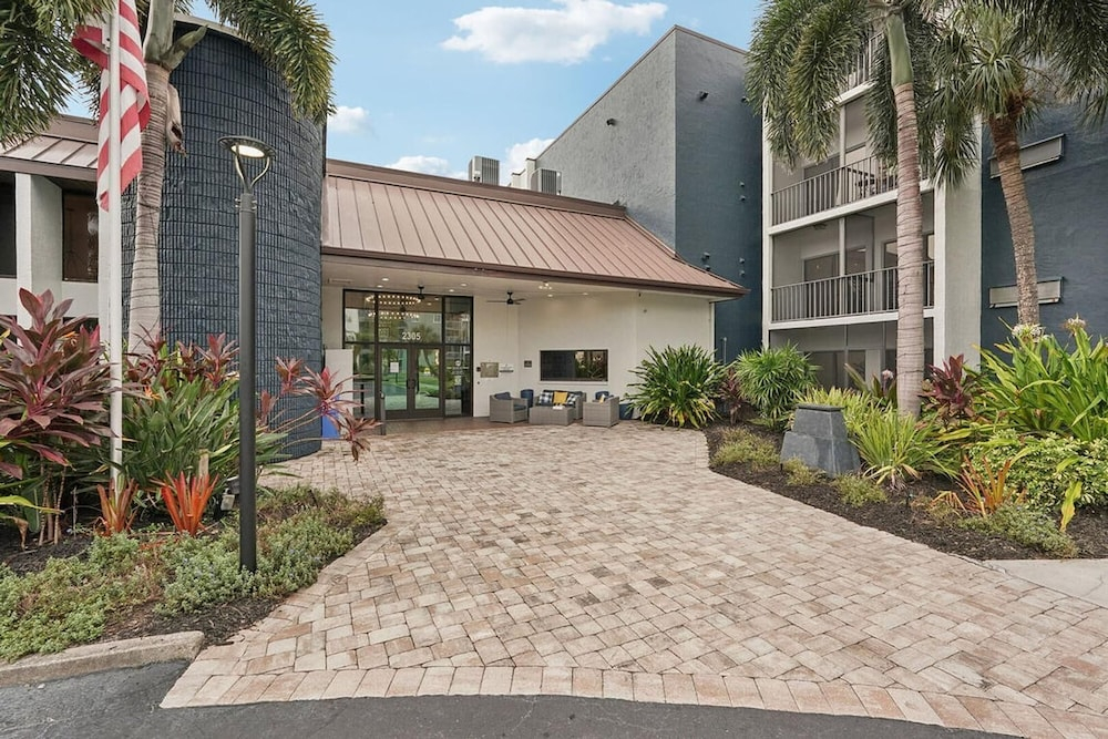 Landing Apartments Near HCA Florida Fawcett Hospital