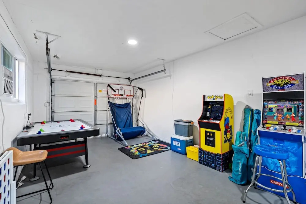 4BR With Private Pool and Game Room - Prime Location
