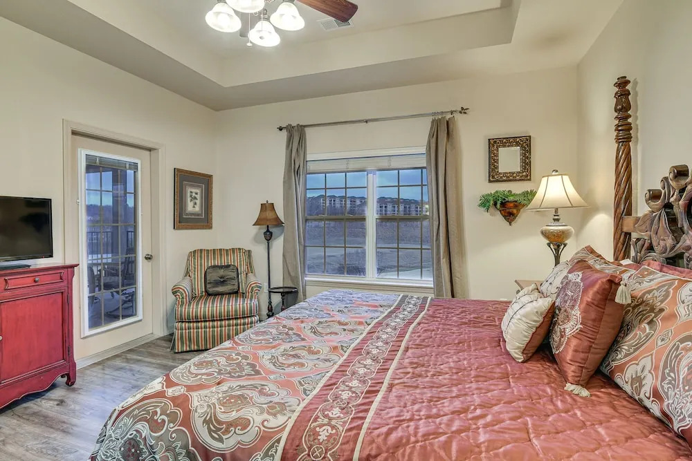 Branson Condo: Private Balcony, 1 Mi to Strip!